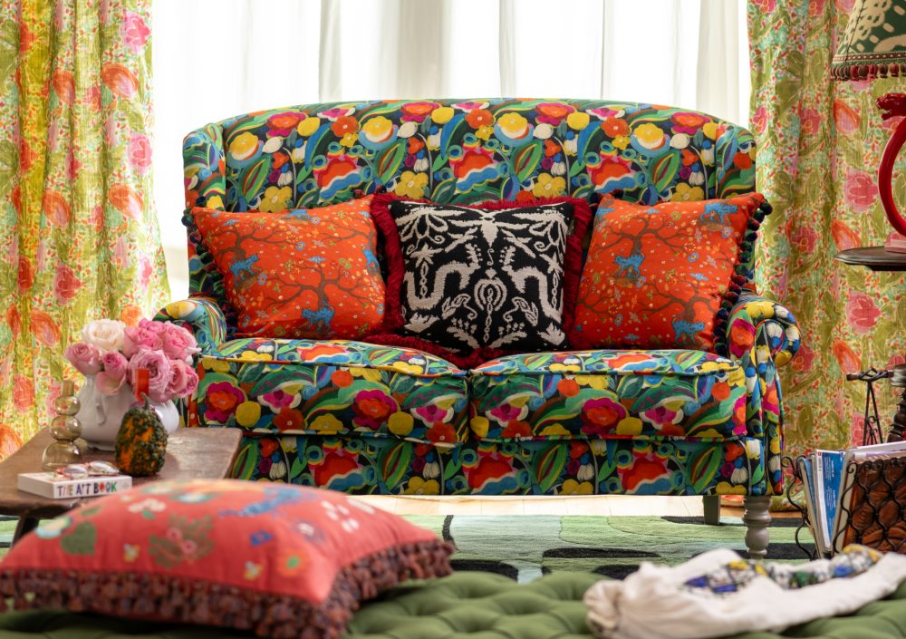 The VENICE sofa upholstered in LA VOLIERE velvet, a bold floral print